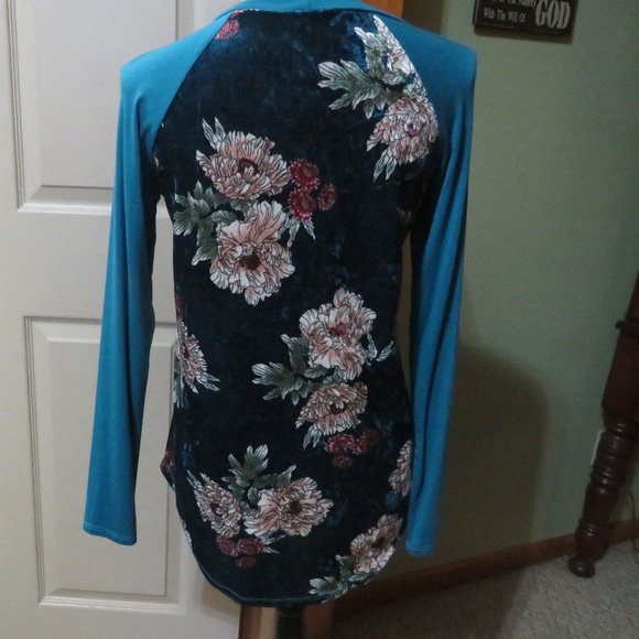 Long Sleeve Floral Front/Back Top - Picture 2 of 3